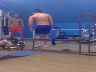 Músculo bailando en gimnasio