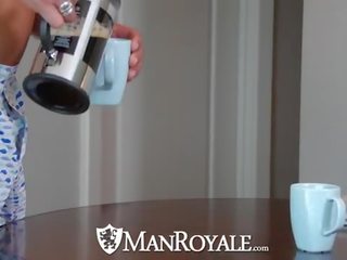 Manroyale tebal tusukan dengan sebuah cangkir dari coffee