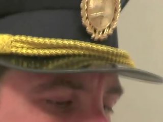 Te-n недосвідчена drools на officers phallus