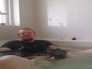 Rubbercub wanking di bak mandi