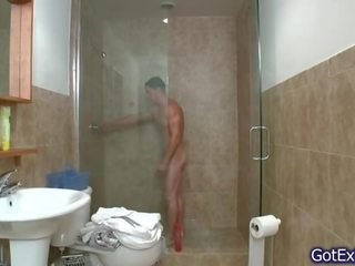 Splendid muskulatur kille runkar enligt dusch