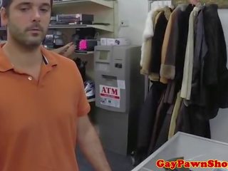 Heterosexual pawnshop aficionado desperate para efectivo