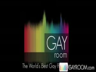 Gayroom माइकल grew ऊपर