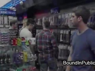 Dây thừng bondage đồng tính đối mặt fucked lược trong cửa hàng