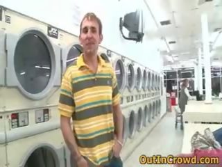 Lascivious homoseksuāls youths kam netīras filma uz publisks laundry 1 līdz outincrowd