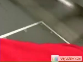Mann erhält gebohrt im metro von gayviolator